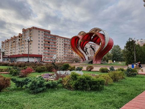 Скульптура Сердца влюблнных, Молоджная площадь, Наро-Фоминск