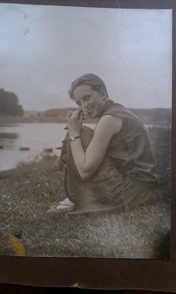 Трудно поверить, что эта фотография сделана почти 90 лет назад. Моя прабабушка Н. Г. Дейхман (пока быть может еще Нестеренко) на берегу Себежского озера