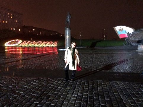 После ночи музеев ...А это ночная Поклонная гора ... Красота неописуемая ! И дождь не помеха...21. 05. 16 Москва... За моей спиной памятник героям первой мировой войны 1914 года   Поклонная Гора.