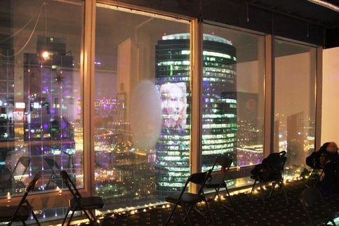И мы залезли на 54 этаж башни Федерация (234 метра) и любовались панорамой ночной Москвы!