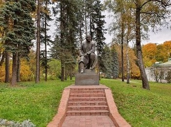 Памятник  В. И. Ленину, музей-заповедник Горки Ленинские, Ленинский район