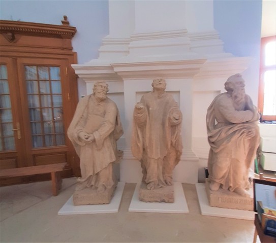 Храм в  Подмоклово. Старые  статуи  12 апостолов  и 4  евангелистов   стоят  внутри