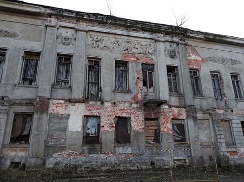 Разрушенная дворянская усадьба в городе Пущино