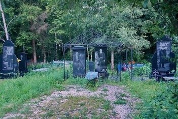 Эхо 90-х на кладбище села Молоди