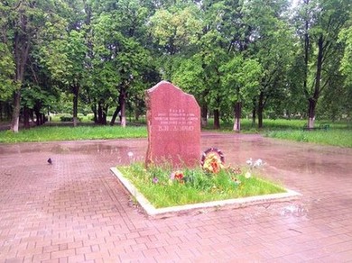Этот камень был установлен в 80-е года, и здесь должен был быть памятник Ленину. Времена меняются, но история продолжает бережно храниться жителями города, его не только не снесли, но и возлагают к нему цветы.