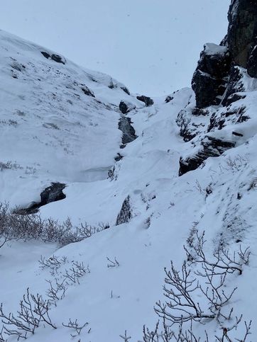 Водопад Таинственный, засыпанный снегом, смотрится весьма скромно ?