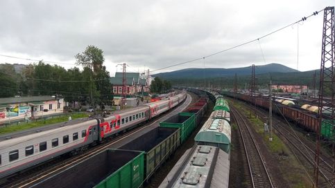 В городской черте расположена станция Кандалакша, которая относится к Мурманскому региону Октябрьской железной дороги. 1171 км. От Санкт-Петербурга