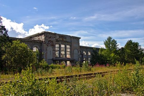 Разрушенный вокзал в г. Кировск. Мурманская обл., 08. 2013