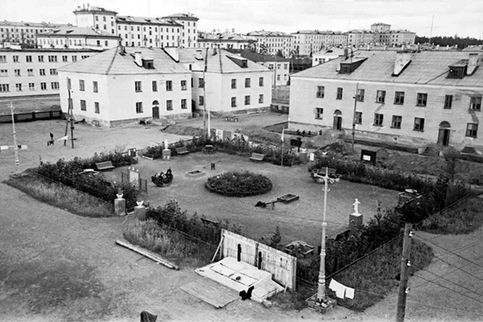 Двор дома 9 по ул. Нюдовская (слева) и дома 19 по ул. Новопроложенная (справа) 1966 год