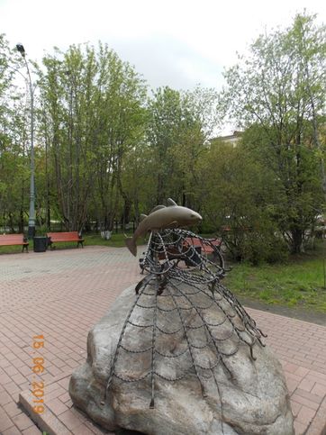 Город Мурманск, июнь 2019 г. Декоративное сооружение Памятник треске в центральном сквере города