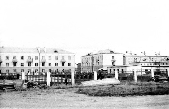 Вид на ул. Бардина дом 16, дом 18 и дом 20 (ул. Коммунальная до Мая 1979 года)
