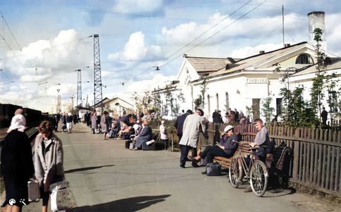 Железнодорожный вокзал. В 1983 году - станция Оленья переименована в станцию Оленегорск