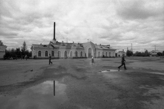 Железнодорожный вокзал. В 1983 году - станция Оленья переименована в станцию Оленегорск. 1989 год