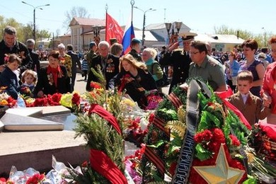 Возложение цветов к вечному огню. Балахна. Дата снимка 09. 05. 15., время 14:05