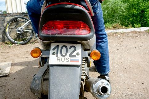 Новый вид номеров для скутеров позволяет идентифицировать принадлежность к району России )