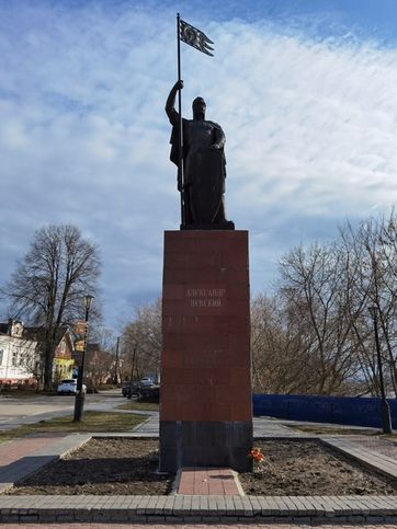Памятник А. Невскому на набережной
