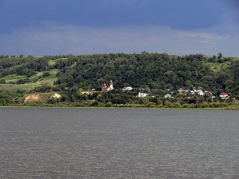 Деревня Исады на противоположном берегу Волги