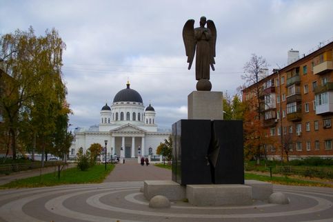 Спасский Староярмарочный собор и памятник нижегородцам-чернобыльцам