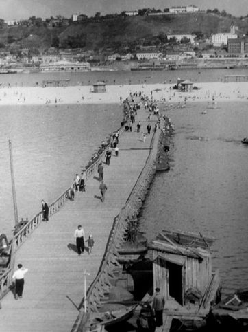 Понтонный мост на пляж на Гребневских Песках. Сейчас остров весь зарос, А когда то на нем был отличный пляж. 1963 год
