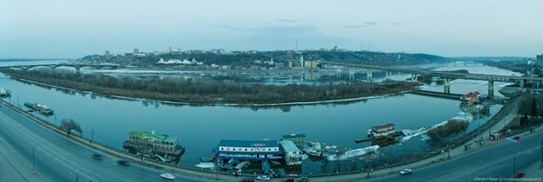 Панорама верхней части города. Ока, Канавинский мост (слева) и метромост (справа). Вдали справа виднеется Молитовский мост