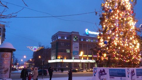 Площадь М. Горького вид на елку и на Большую покровскую улицу...(она у них пешеходная и ооочень длинная) а вот елочка слабовата