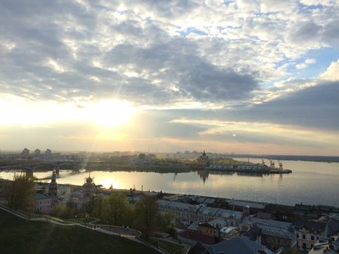 Вид на нижнюю часть города с Набережной Федоровского. Набережная от воды далековато и выше. Сплошная пешеходная зона, место отдыха горожан