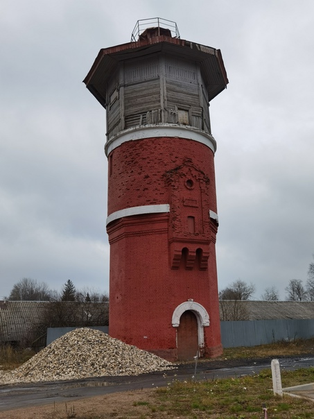 Старинная водонапорная башня, сохранившая свое деревянное навершие