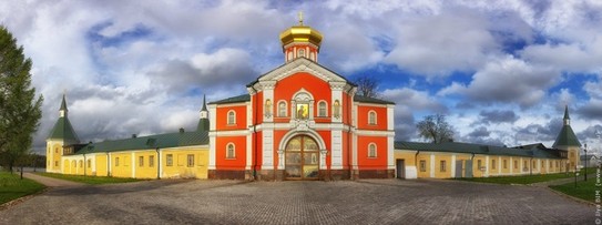 Панорама монастыря со стороны входа