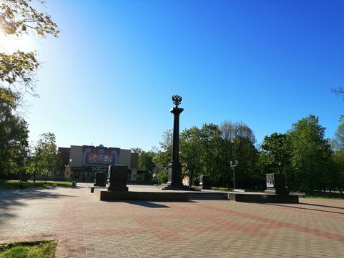 Памятник-стела Город воинской славы  памятник, созданный в ознаменование присвоения городу Великий Новгород почетного звания Российской Федерации Город воинской славы. Открыт 8 мая 2010 года