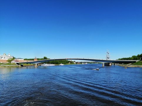 Сейчас через Волхов, на том самом месте, где несколько веков стоял Великий мост, построен Пешеходный мост, соединяющий Софийскую сторону у Новгородского кремля и Торговую сторону в Ярославовом дворище