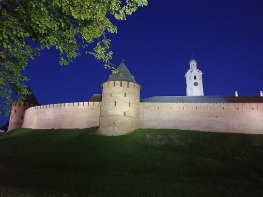 Федоровская и Митрополичья башни ночью. Виднеется Часозвоня