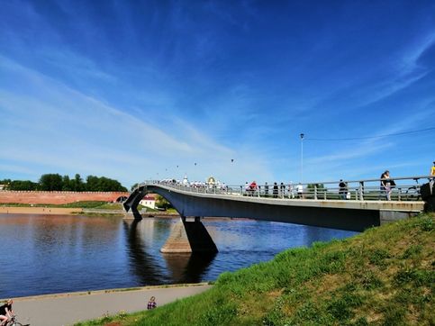 Пешеходный(Кремлевский) мост через Волхов. Первый новгородский мост  Великий мост, стоявший на этом же месте, упоминается в летописи в 1133 году. Будучи неоднократно перестроенным, он, тем не менее, активно эксплуатировался до 1944 года, когда был взорван отступавшими фашистскими войсками. В 1985 г. Был сооружн неразрезной трехпролтный балочный мост с криволинейными (арочными) очертаниями нижнего пояса. Согласно техническим характеристикам, на мосту одновременно могут находиться около 8000 человек.