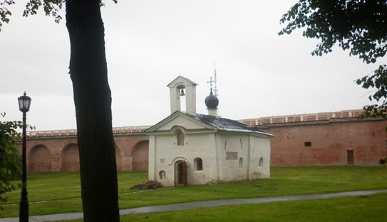 В глубине такая церковь. В Великий Новгород