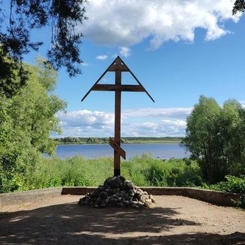 Скит расположен в очень живописном месте - при истоке р. Волхов из озера Ильмень