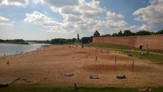 Пляж возле Новгородского кремля