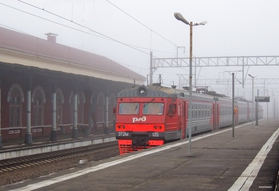 Электропоезд ЭТ2М-135 на станции Малая Вишера, Новгородская область