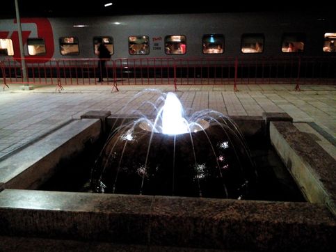 Красивый, светящийся фонтан - на перроне вокзала Бологое