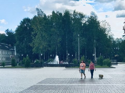 Городской фонтан и сквер Старой Руссы, где заложен памятный знак о включении города в список Самых красивых городков и деревень России