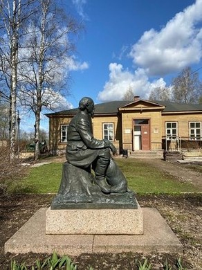 Памятник Некрасову в Чудово