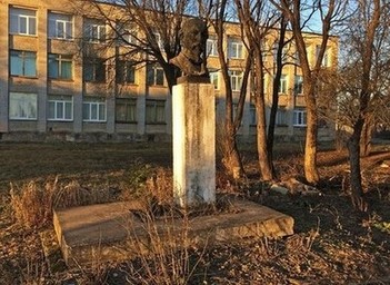 Г. Чудово (Новгородская область): памятники и мемориалы. Поношенный, но узнаваемый силуэт Некрасова