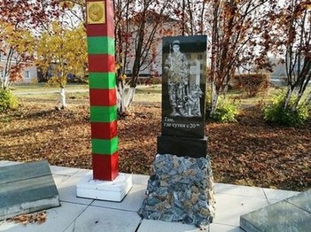 Памятник пограничникам у краеведческого музея