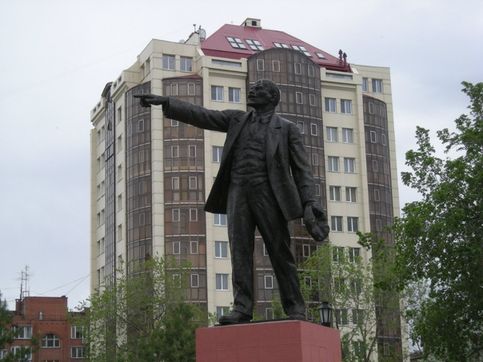 Памятник В. И. Ленину перед НГАВТом