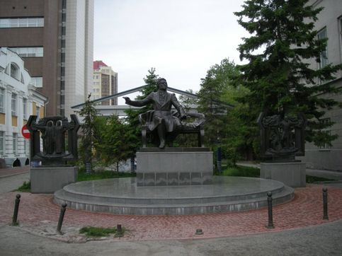Памятник М. И. Глинке возле консерватории