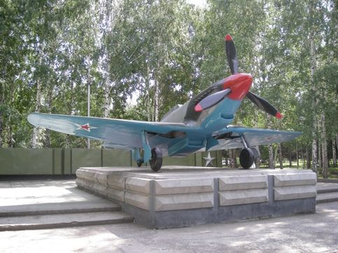 Истребитель ЯК-9 (Монумент Славы)