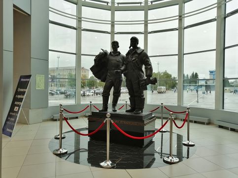 Аэропорт Толмачево. Скульптура, , Авиаторы, , посвящена военным летчикам, ведь до 1957 года аэропорт был военным