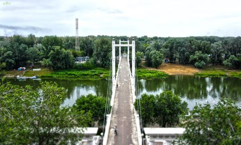 Пешеходный мост через реку Урал