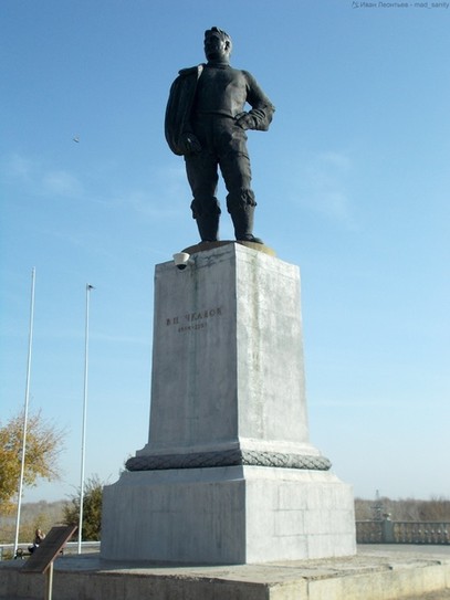 Памятник В. Чкалову, г. Оренбург, ранее Чкалов