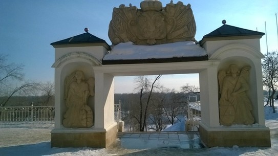 Елизаветинские ворота в Оренбурге - символические ворота в Азию. Стоят у спуска на реку Урал