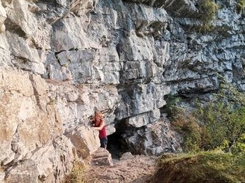 Пермский край. Скалы Большие Воронки на реке Вижай. Вход в Пашийскую пещеру