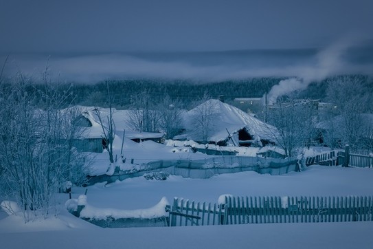 Предрассветная Губаха. Пермский край. Злая собака давно грелась в доме и только морозный туман медленно плыл над замерзшим городом